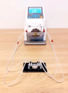 Picture of a recirculation system with the Reglo ICC peristaltic pump from Ismatec and the organ-on-a-chip platform from Mesobiotech. The recirculation is established through 3-stop platinum-cured silicone tubing and barbed to male Luer slip adaptaters from Darwin Microfluidics